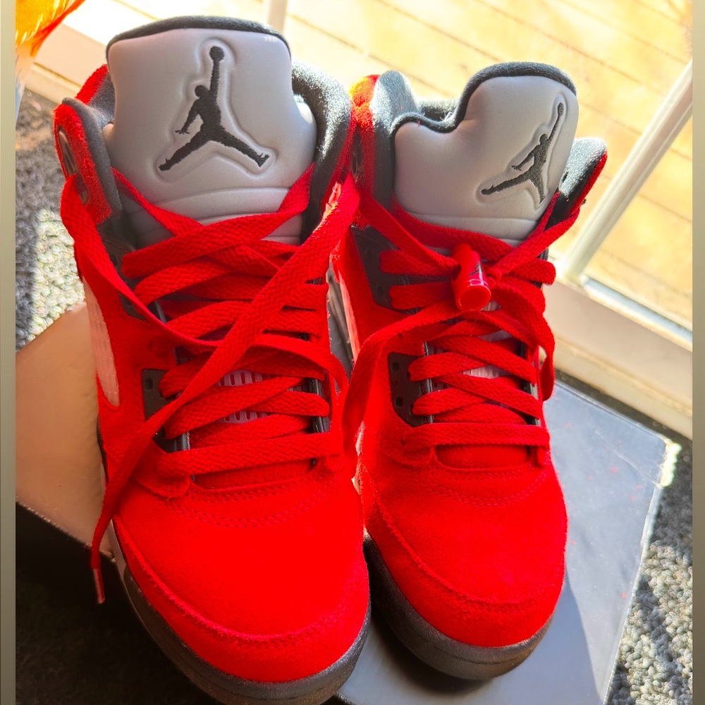 - Air Jordan Retro 5 (GS)
